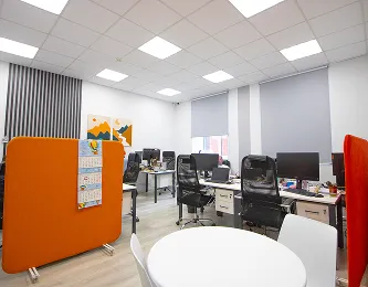 Офис с оранжейвой стойкой